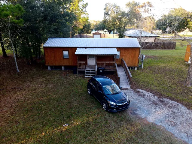 a view of a house with backyard