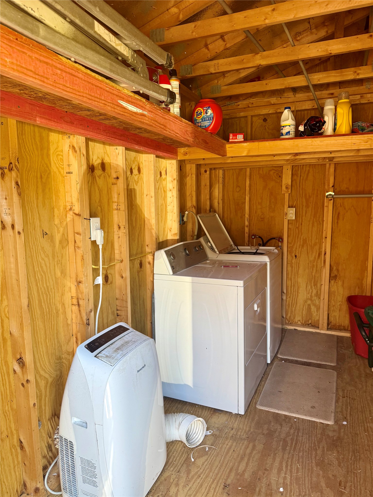 369 East Chestnut Avenue Winnie, TX 77665 - Photo 19 of 20 a utility room with dryer and washer