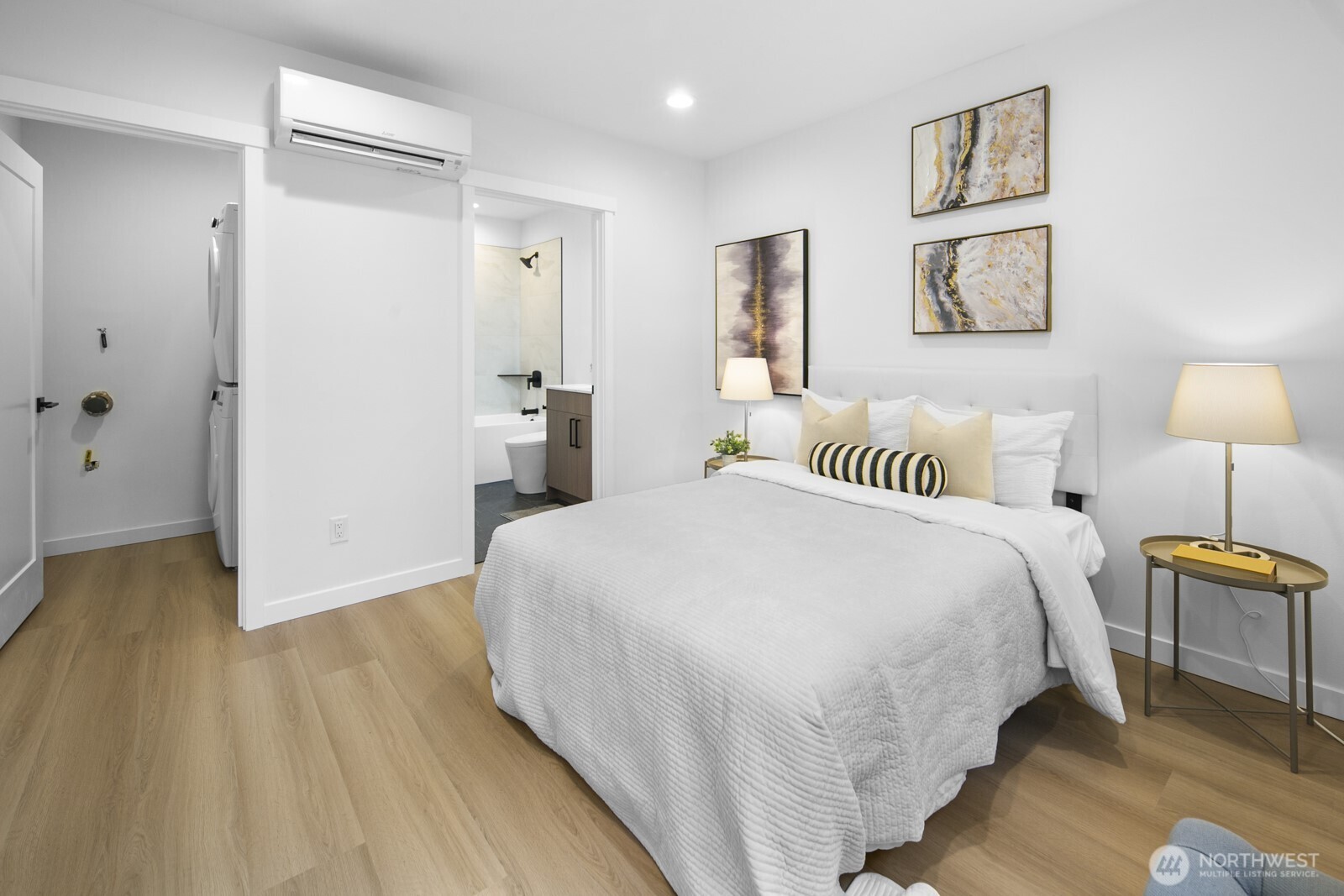 2805 South Grand Street Seattle, WA 98144 - Photo 18 of 31 a bedroom with a bed and lamps