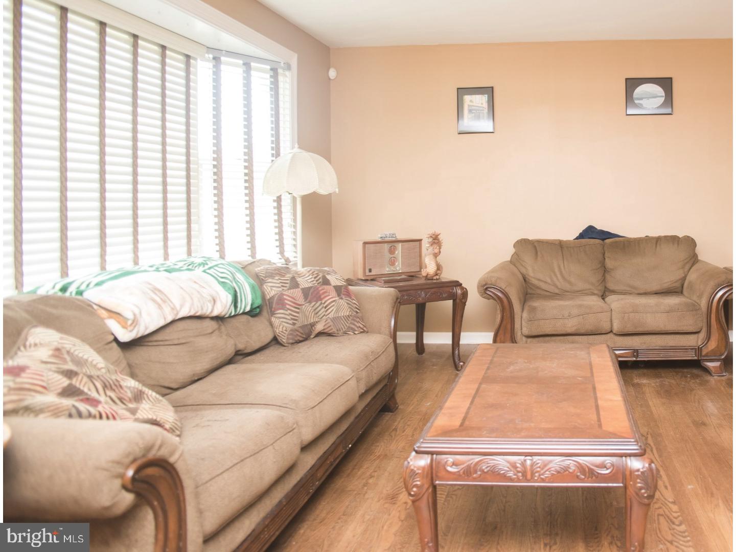 34 Yeates Drive New Castle, DE 19720 - Photo 9 of 24 Living Room