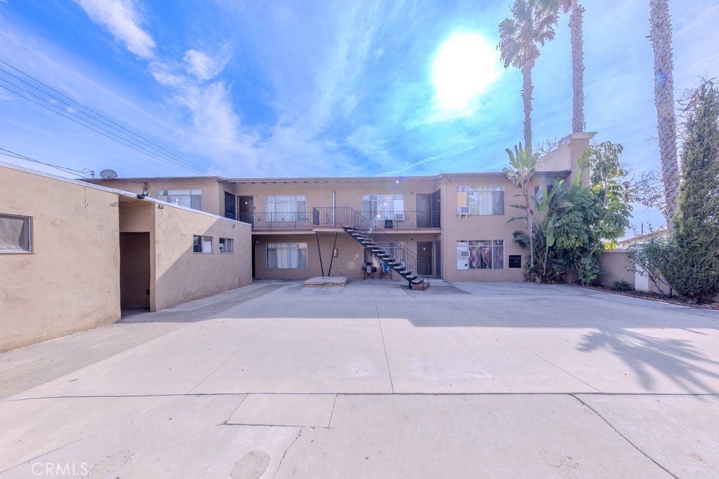 902 South Fann Street Anaheim, CA 92804 - Photo 18 of 31 a spacious bathroom with a tub and shower