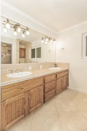 $685,000 | 286 East Everglade Avenue, Fresno, CA 93720