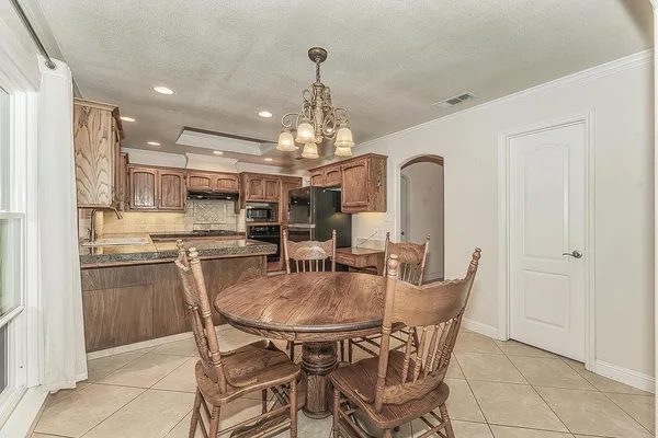 $685,000 | 286 East Everglade Avenue, Fresno, CA 93720