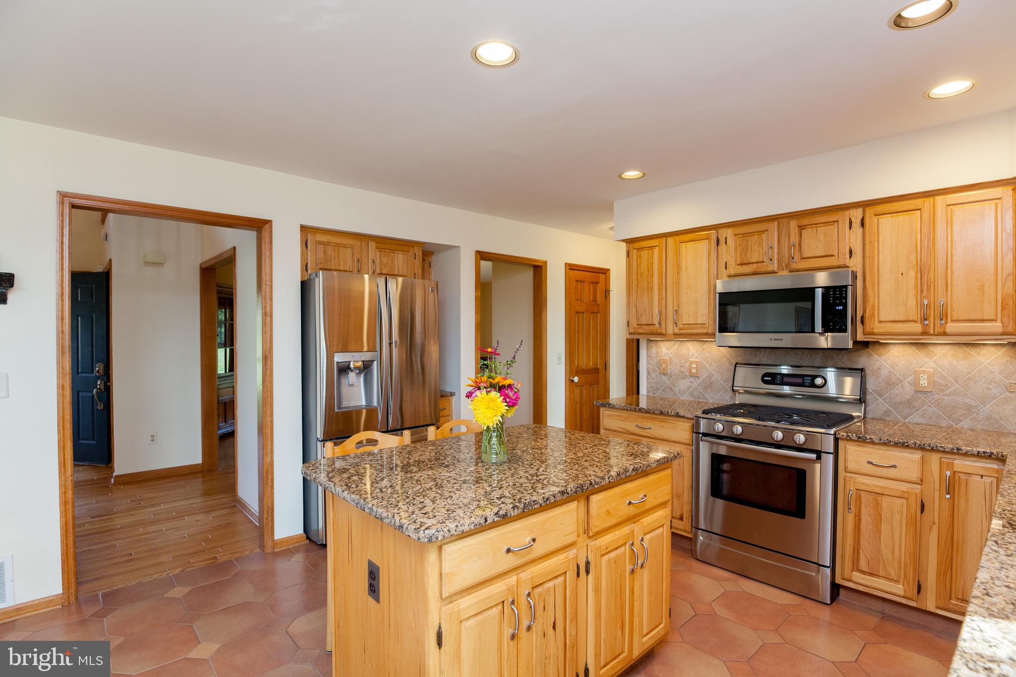 30 Farmhouse Road Milford, NJ 08848 - Photo 9 of 41 Eat In Kitchen looking to the Foyer