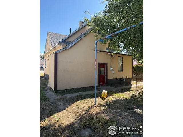 a view of a house with backyard
