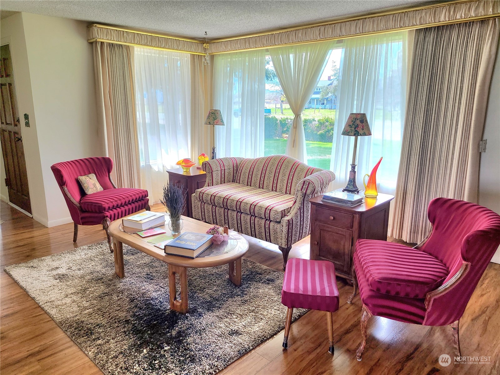 28 Robinson Canyon Road Omak, WA 98841 - Photo 14 of 33 a living room with furniture and a large window