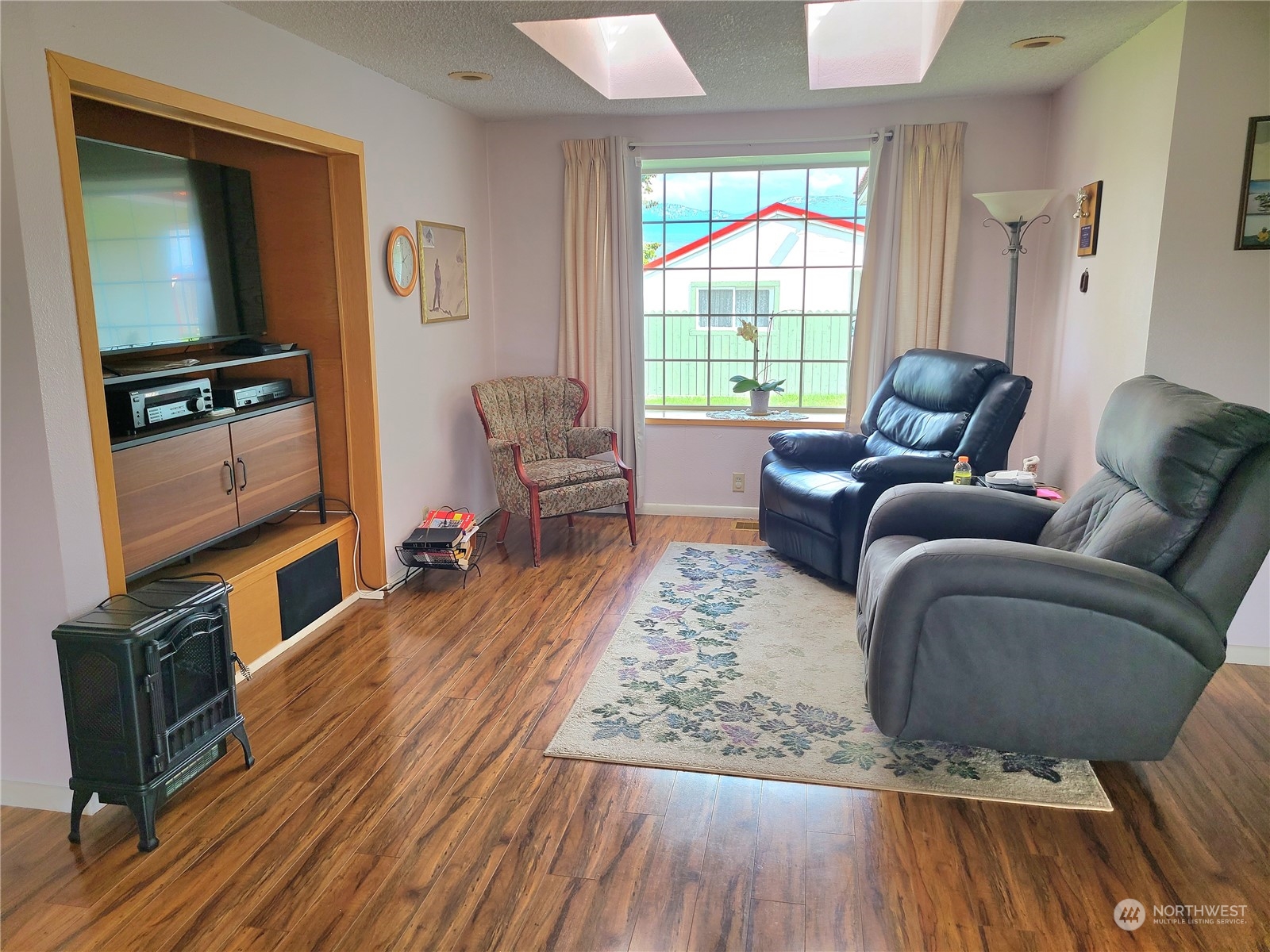 28 Robinson Canyon Road Omak, WA 98841 - Photo 17 of 33 a living room with furniture and a flat screen tv