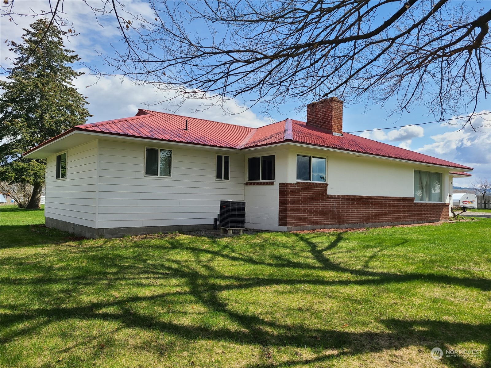 28 Robinson Canyon Road Omak, WA 98841 - Photo 4 of 33 a front view of a house with a garden