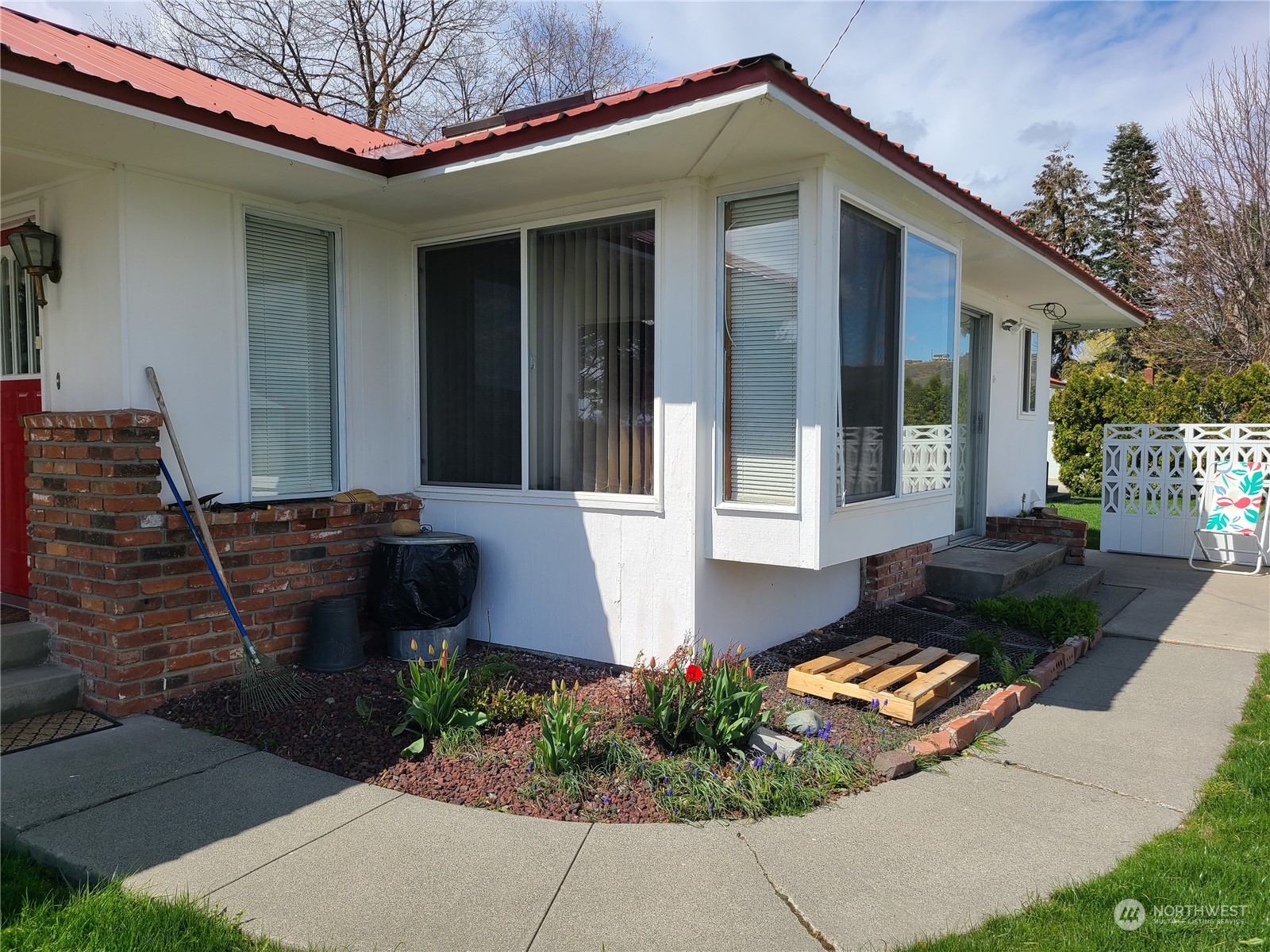 28 Robinson Canyon Road Omak, WA 98841 - Photo 5 of 33 a front view of a house with garden