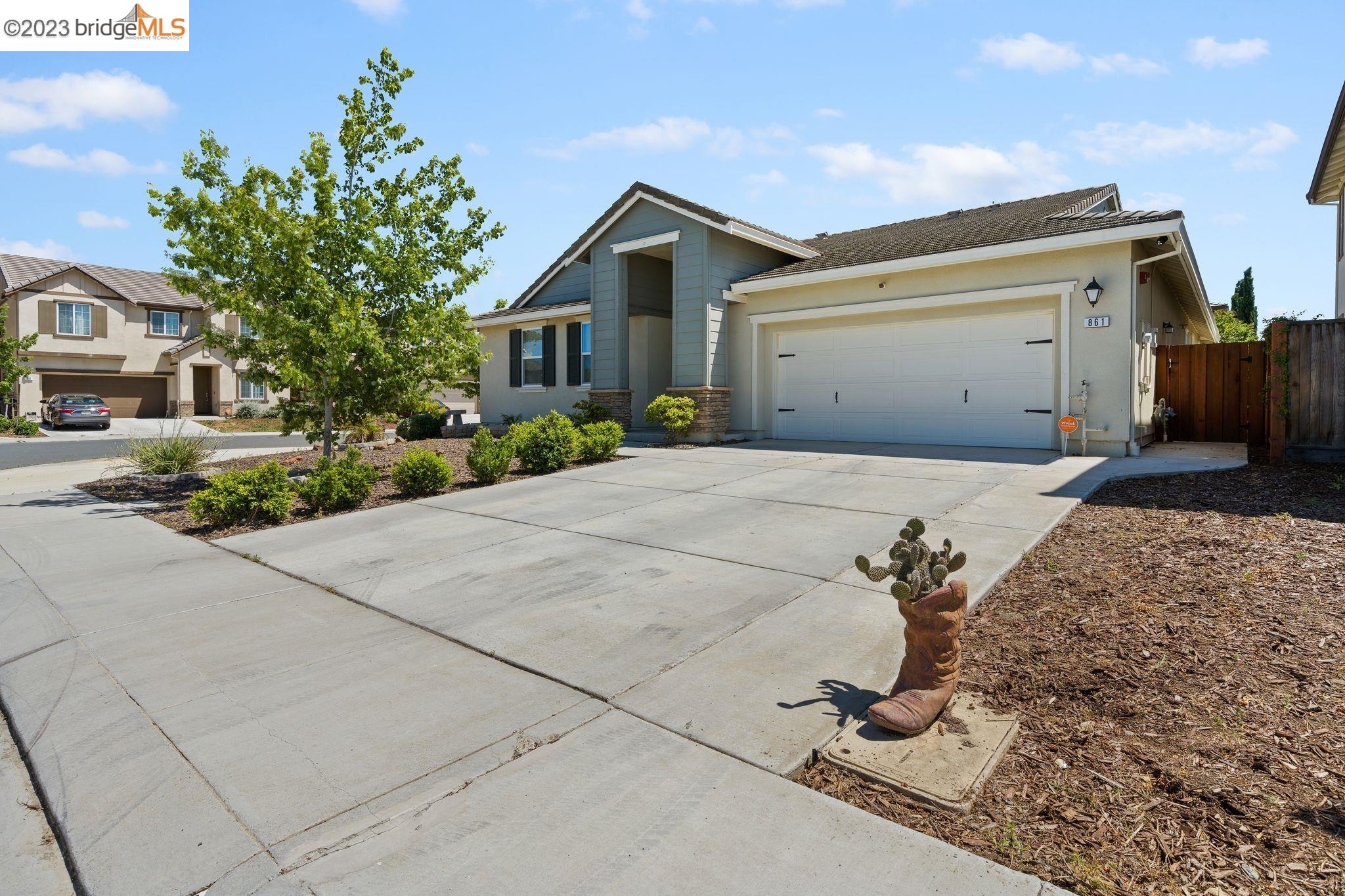a view of a house with a yard and garage