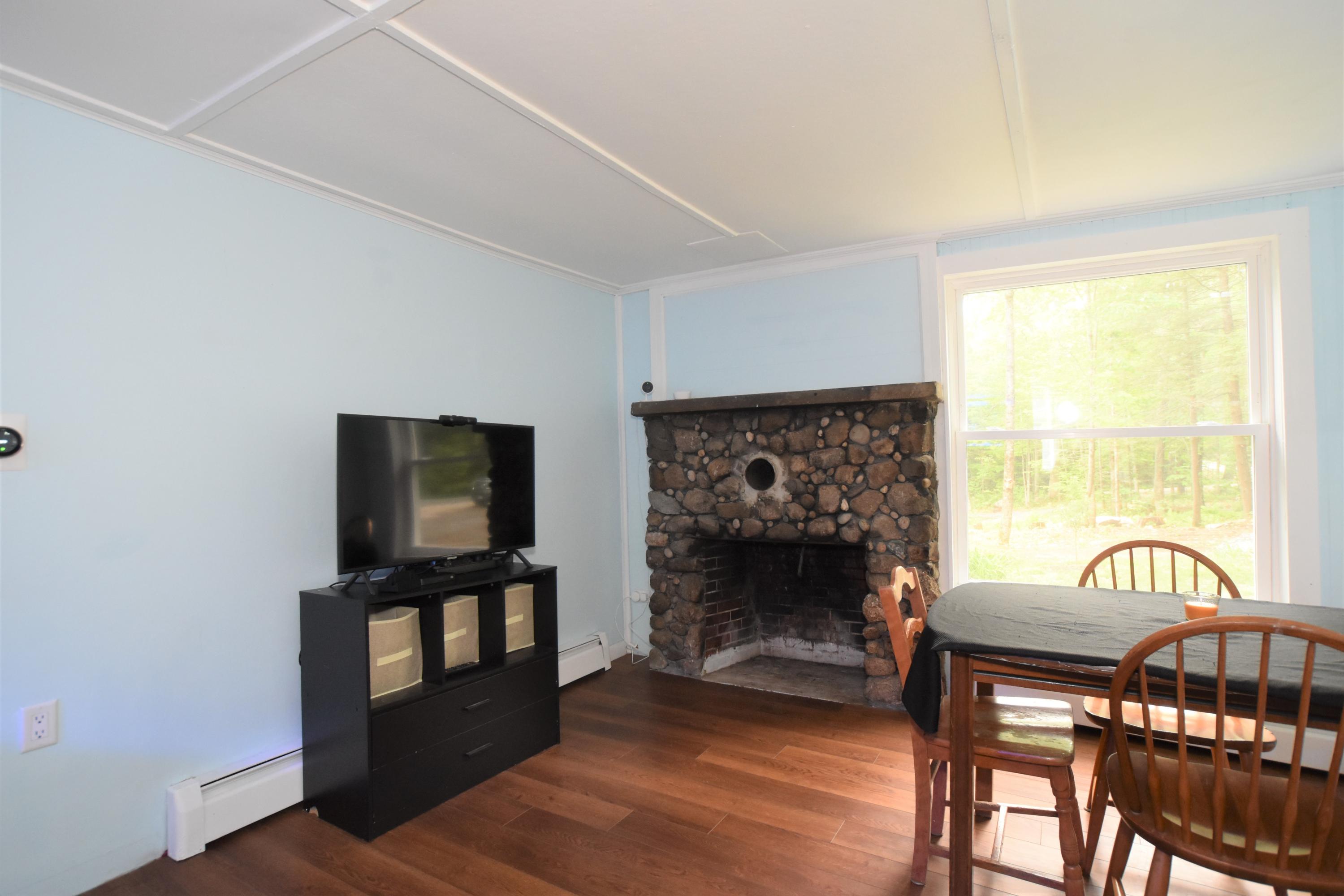 185 Meadow Road Raymond, ME 04071 - Photo 6 of 22 Liv1