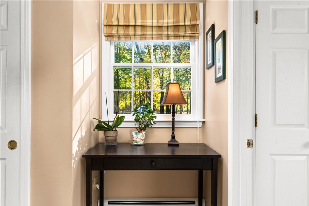 245 Hardig Road Warwick, RI 02886 - Photo 5 of 32 Entry area
