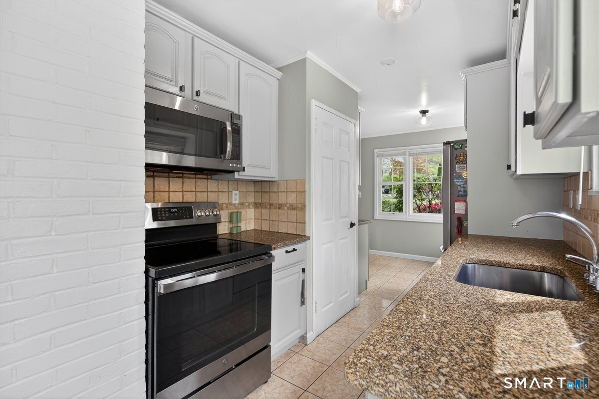 131 Clay Hill Road Stamford, CT 06905 - Photo 5 of 32