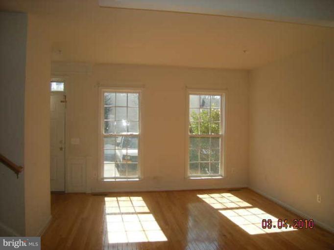 13939 Lullaby Road Germantown, MD 20874 - Photo 3 of 10 Living Room