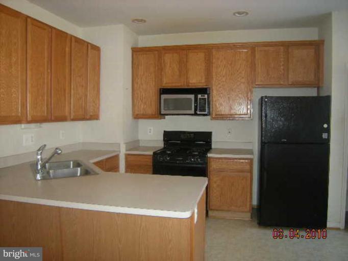 13939 Lullaby Road Germantown, MD 20874 - Photo 6 of 10 Kitchen