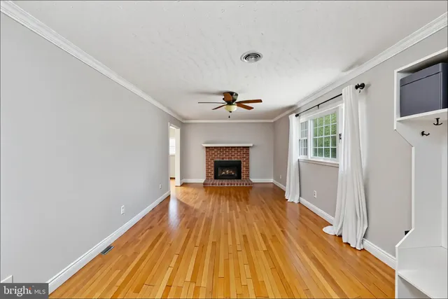 a view of a livingroom with furniture
