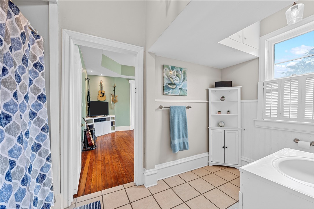 702 North 15th Street Waco, TX 76707 - Photo 14 of 45 a living room with a bath tub and shower
