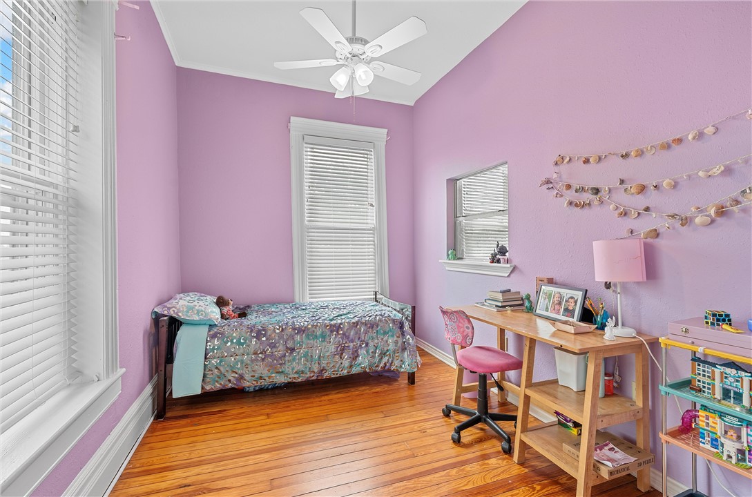 702 North 15th Street Waco, TX 76707 - Photo 24 of 45 a bedroom with furniture and a window