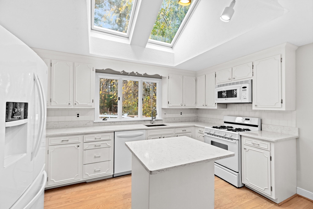 47 Sylvester Road Scituate, MA 02066 - Photo 6 of 34 Gallery Image 6