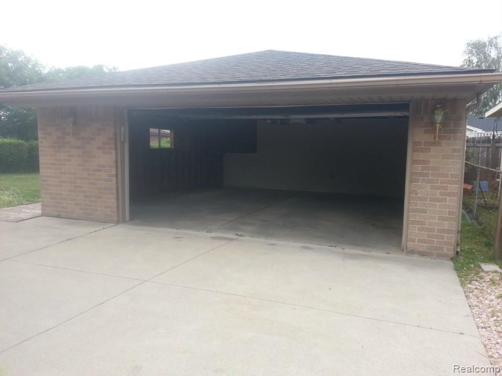 15740 Kingsley Road Southgate, MI 48195 - Photo 4 of 24 GARAGE