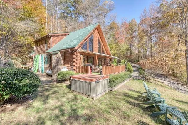 a view of small yard in front of house