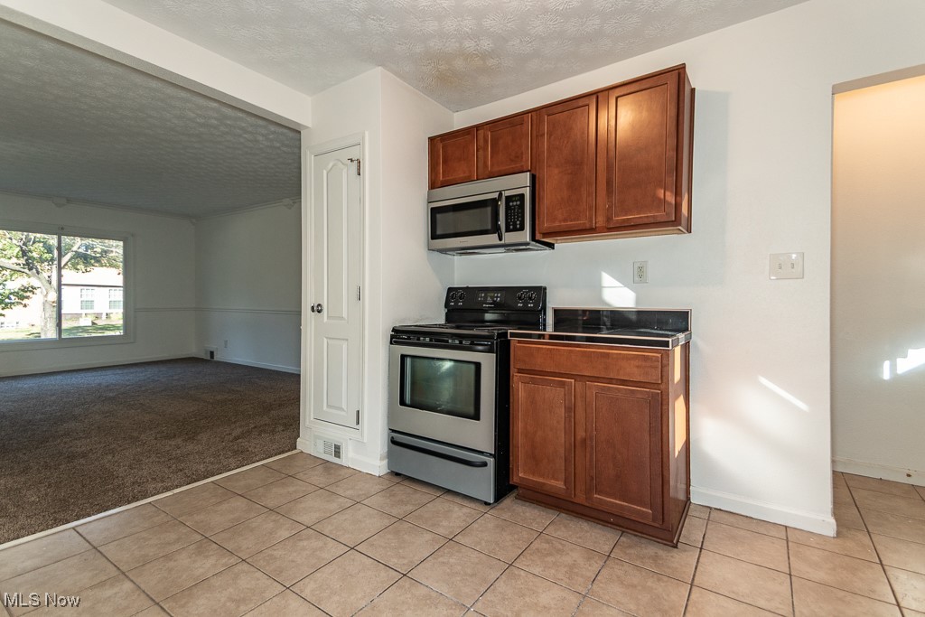 22151 Hadden Road Euclid, OH 44117 - Photo 9 of 38 Eat-in Kitchen