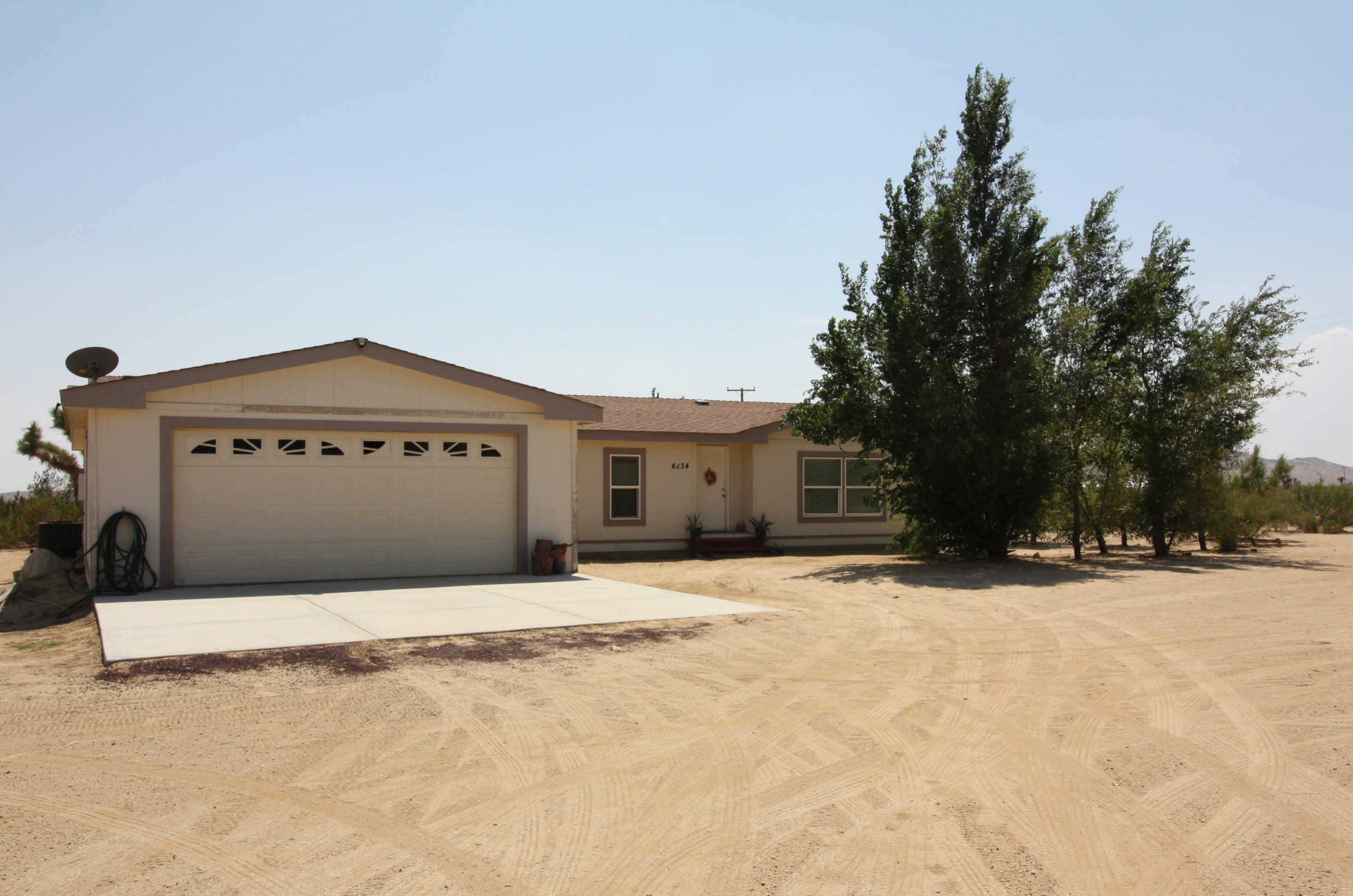 4234 Backus Road Mojave, CA 93501 - Photo 1 of 28 Front