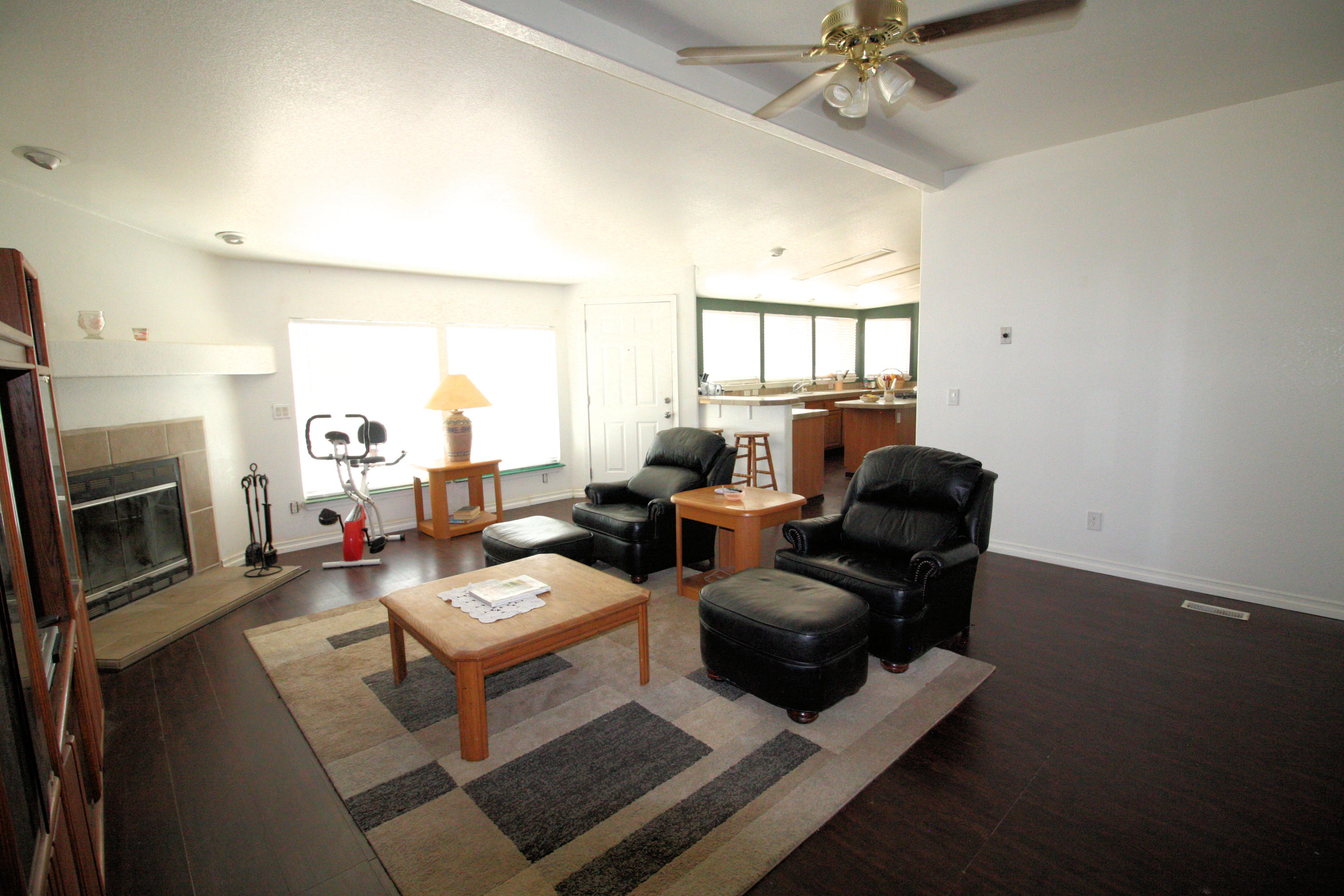 4234 Backus Road Mojave, CA 93501 - Photo 2 of 28 Family Room 2