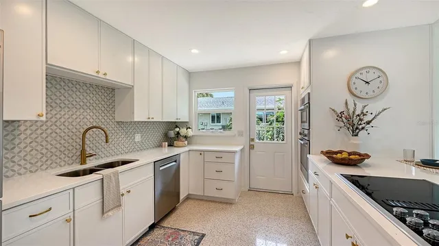 $875,000 | 2516 Tanglewood Drive, Sarasota, FL 34239