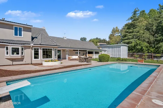 a view of a house with backyard and garden