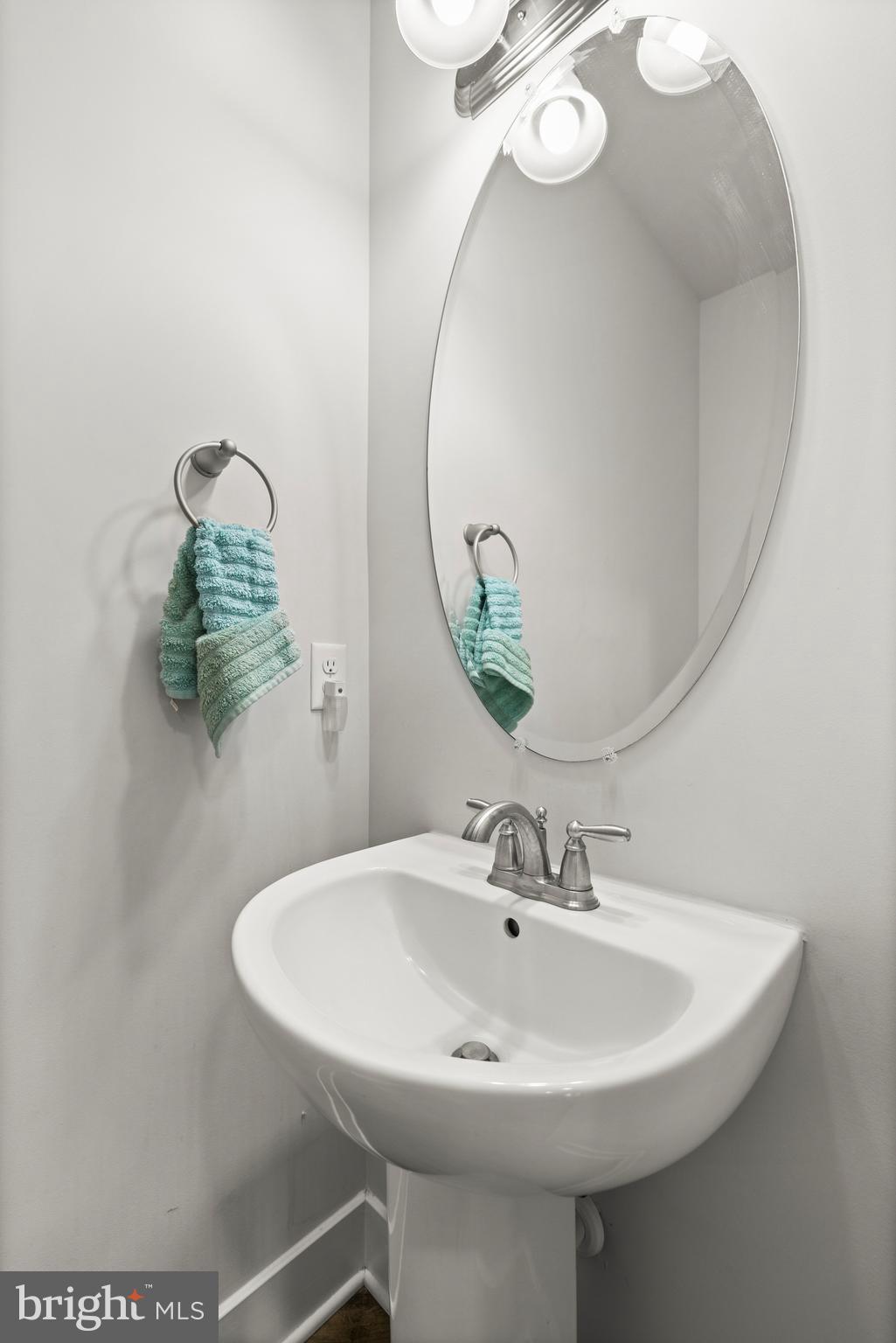 9113 Royal Court Partlow, VA 22534 - Photo 17 of 38 Powder room