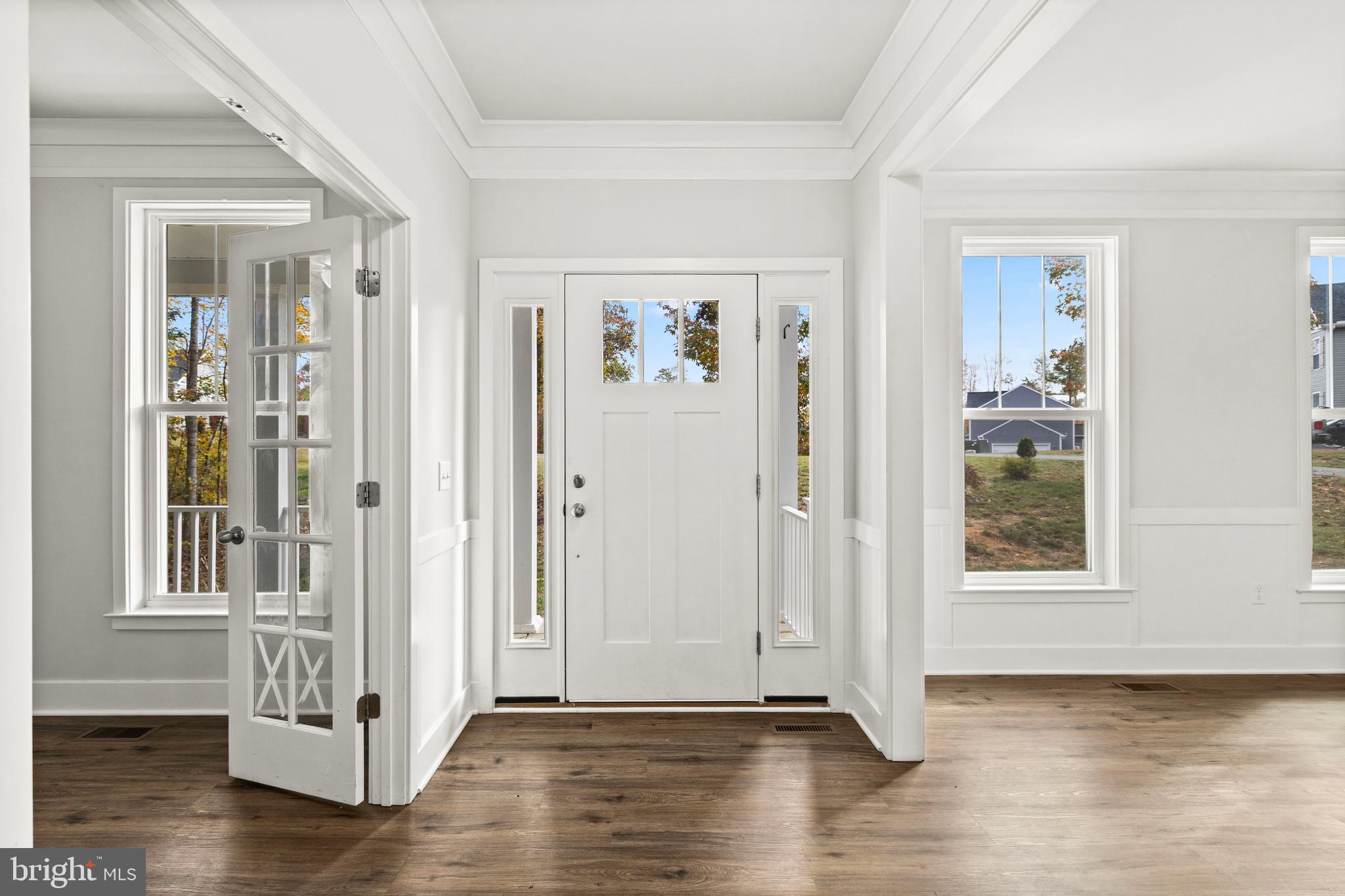 9113 Royal Court Partlow, VA 22534 - Photo 2 of 38 Foyer with loads of trim!