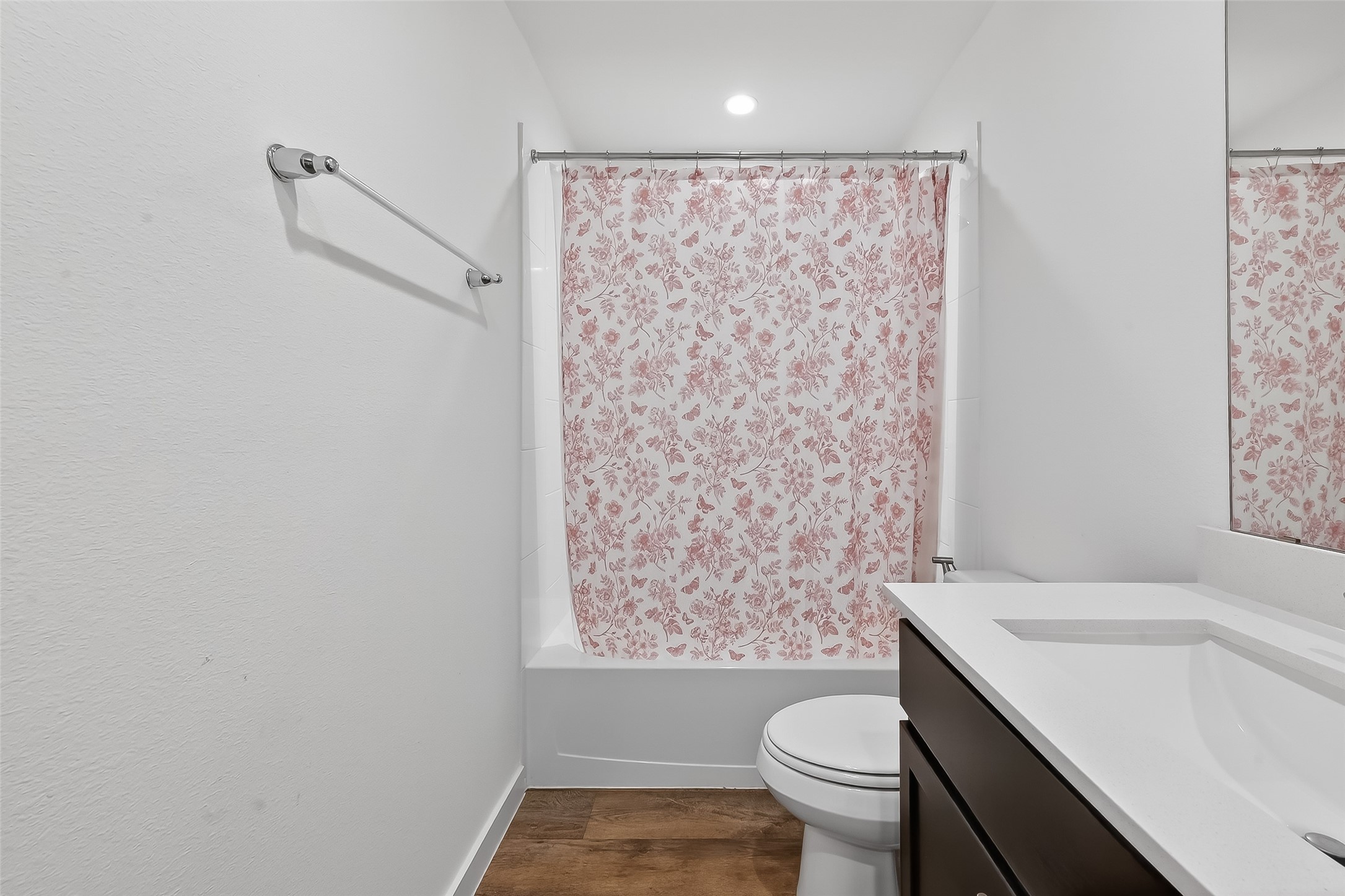 4320 Rustling Aspen Drive Rosenberg, TX 77469 - Photo 12 of 49 Secondary bathroom #1 featuring a tub/shower combo for added convenience