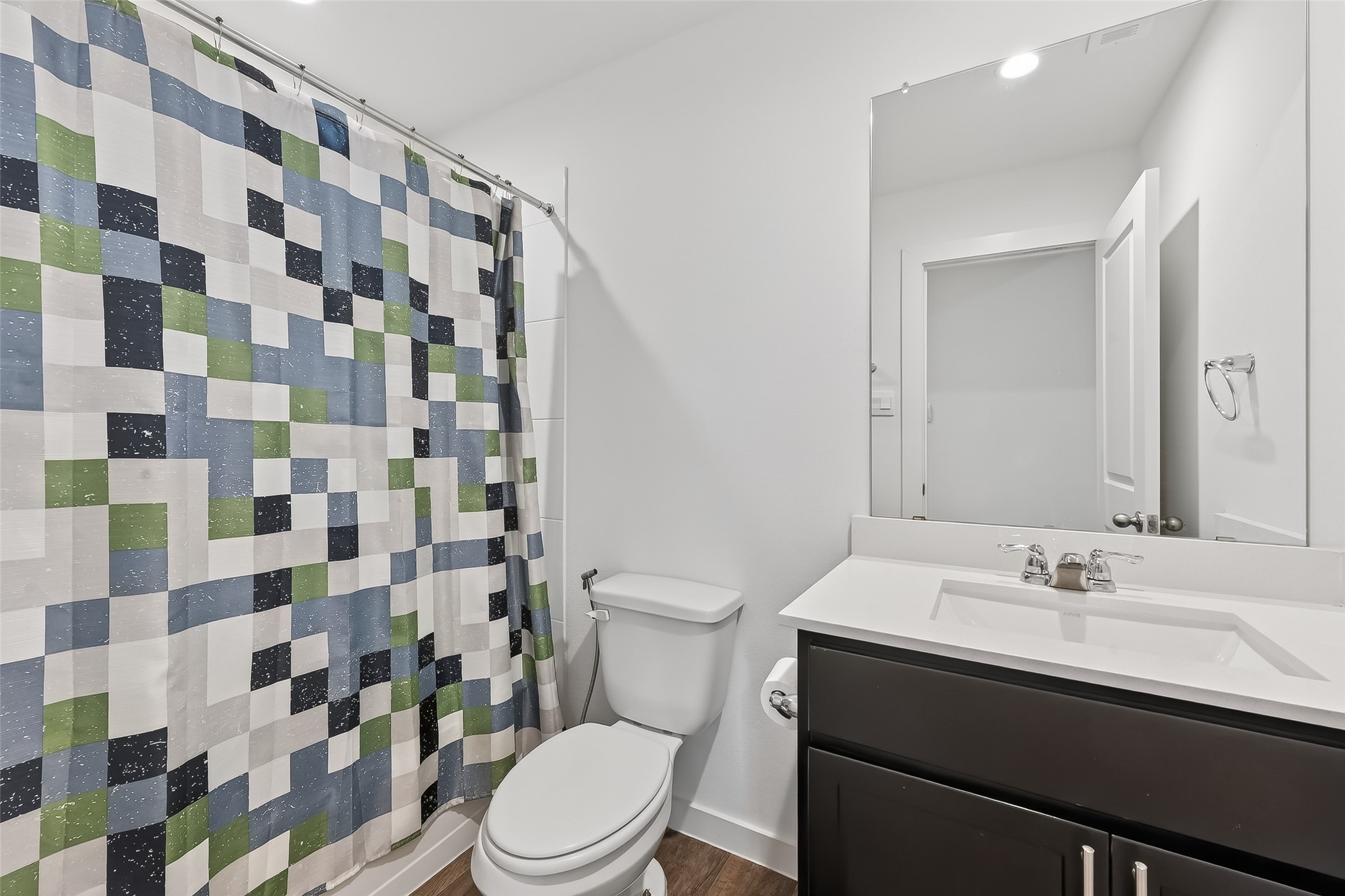 4320 Rustling Aspen Drive Rosenberg, TX 77469 - Photo 16 of 49 Secondary bathroom #2 featuring a tub/shower combo for added convenience