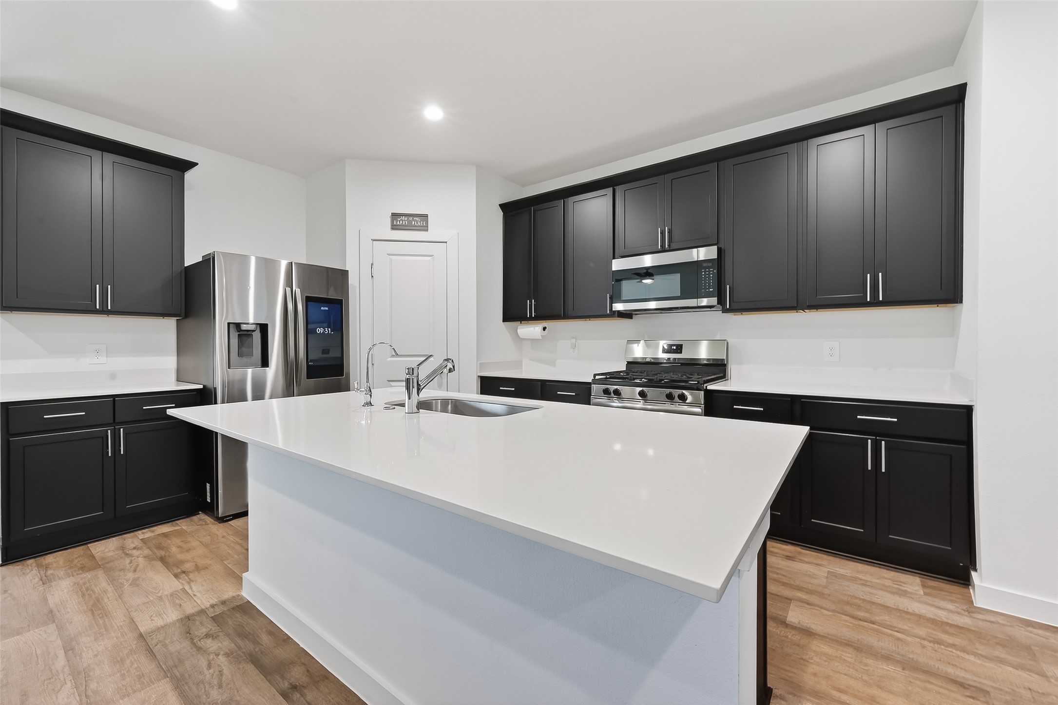 4320 Rustling Aspen Drive Rosenberg, TX 77469 - Photo 31 of 49 Large kitchen island offering extra seating, ideal for casual dining and gatherings