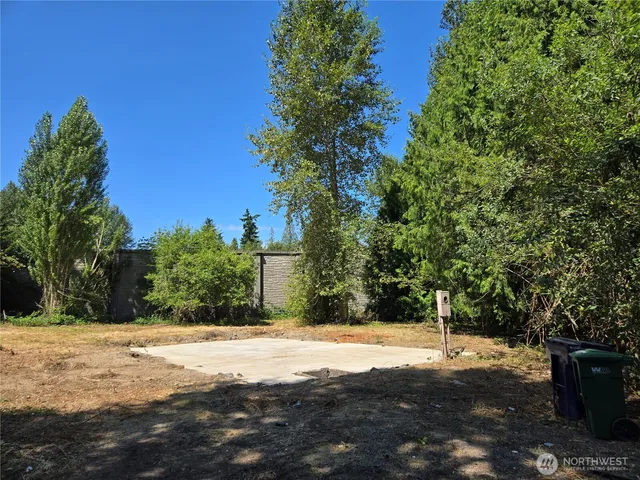 a view of back yard of the house
