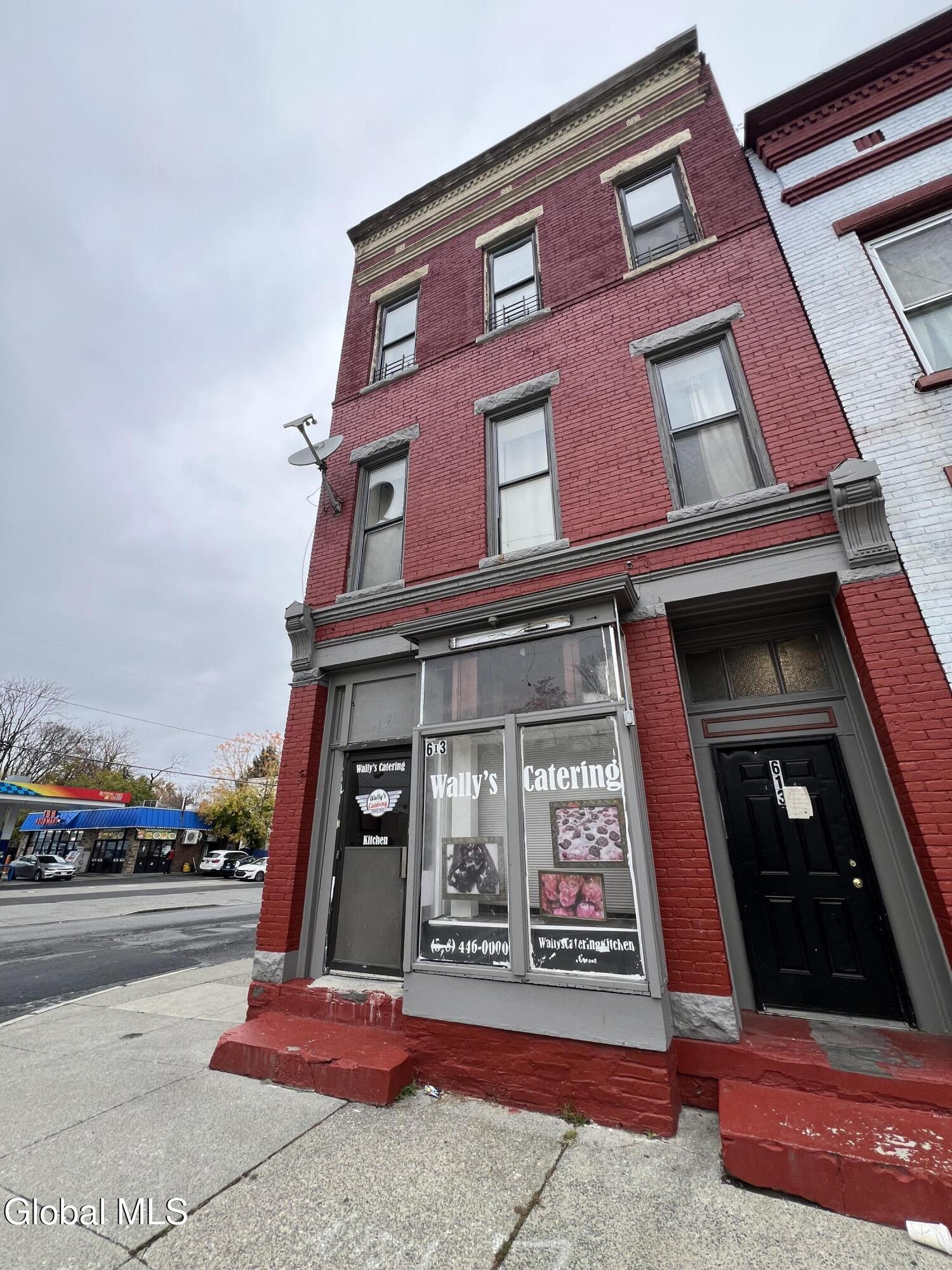 613 Clinton Avenue, Unit 2R Albany, NY 12206 - Photo 2 of 8 Sidewalk