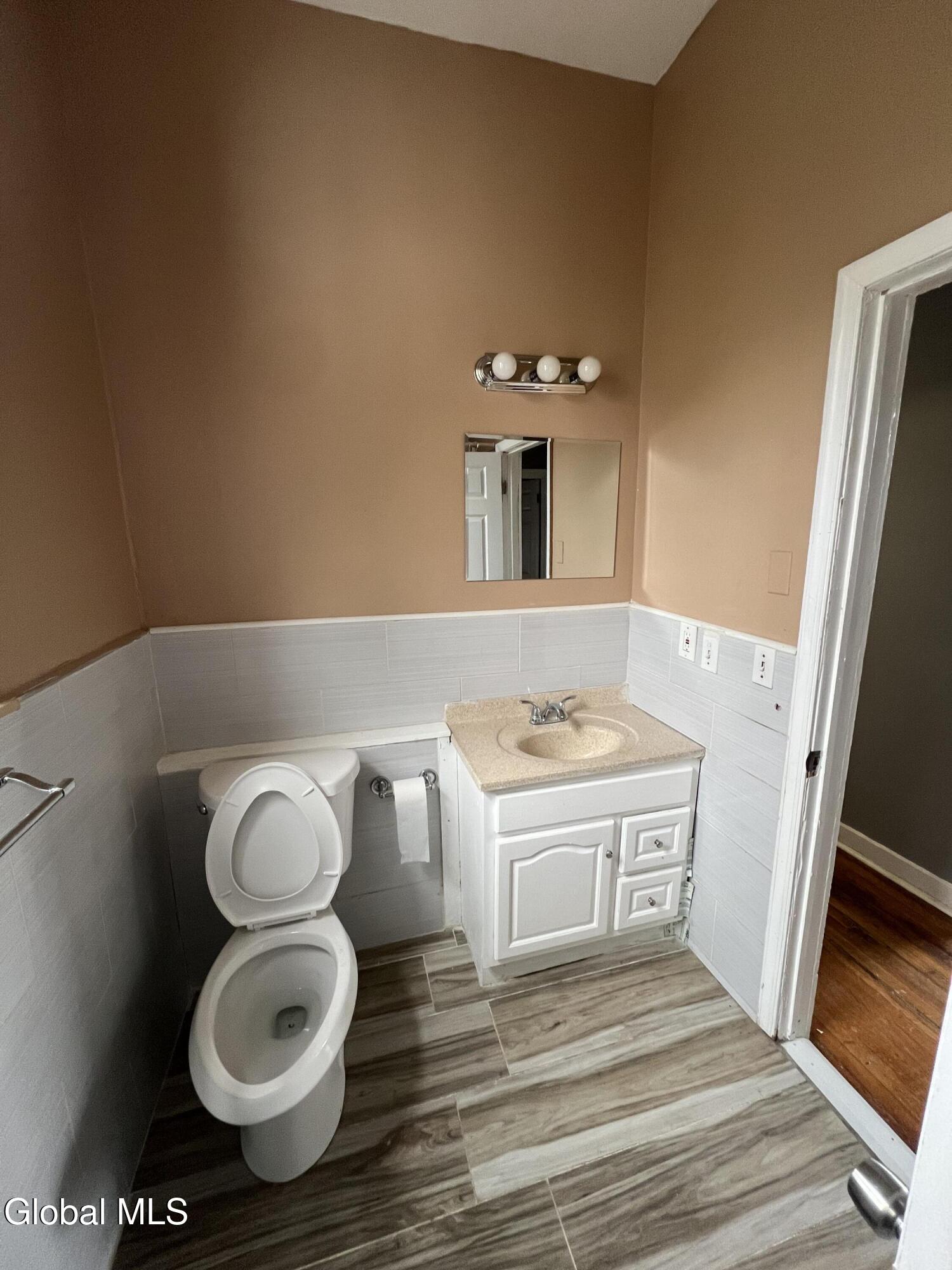 613 Clinton Avenue, Unit 2R Albany, NY 12206 - Photo 3 of 8 Bathroom