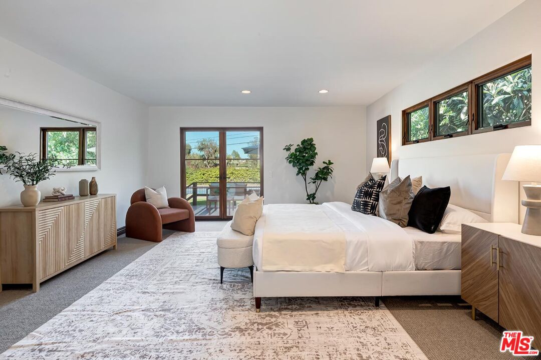 384 North Bonhill Road Los Angeles, CA 90049 - Photo 20 of 32 a bedroom with a bed and wooden floor