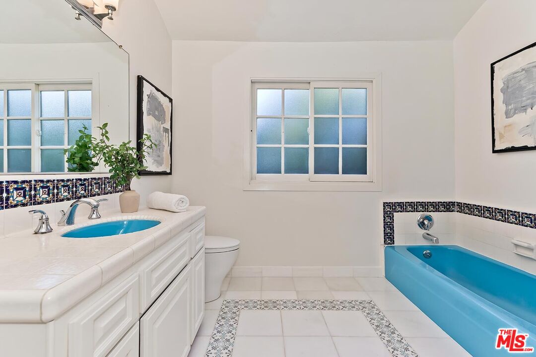 384 North Bonhill Road Los Angeles, CA 90049 - Photo 21 of 32 a bathroom with a sink and a bathtub