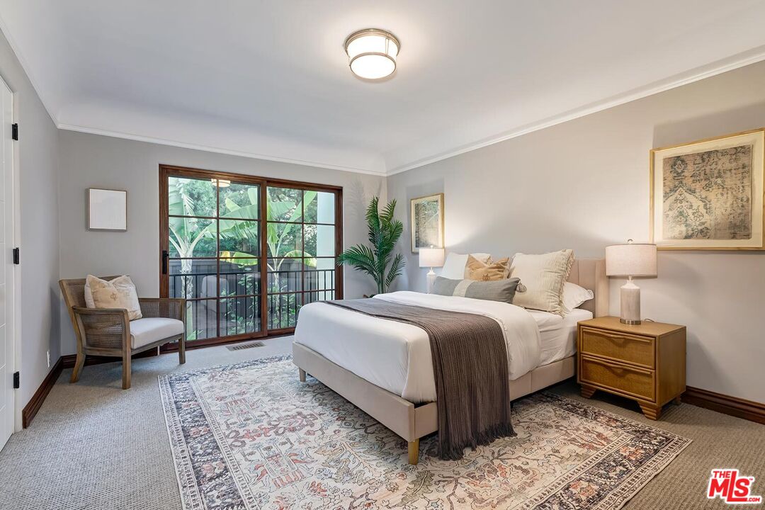 384 North Bonhill Road Los Angeles, CA 90049 - Photo 23 of 32 a spacious bedroom with a bed and a couch