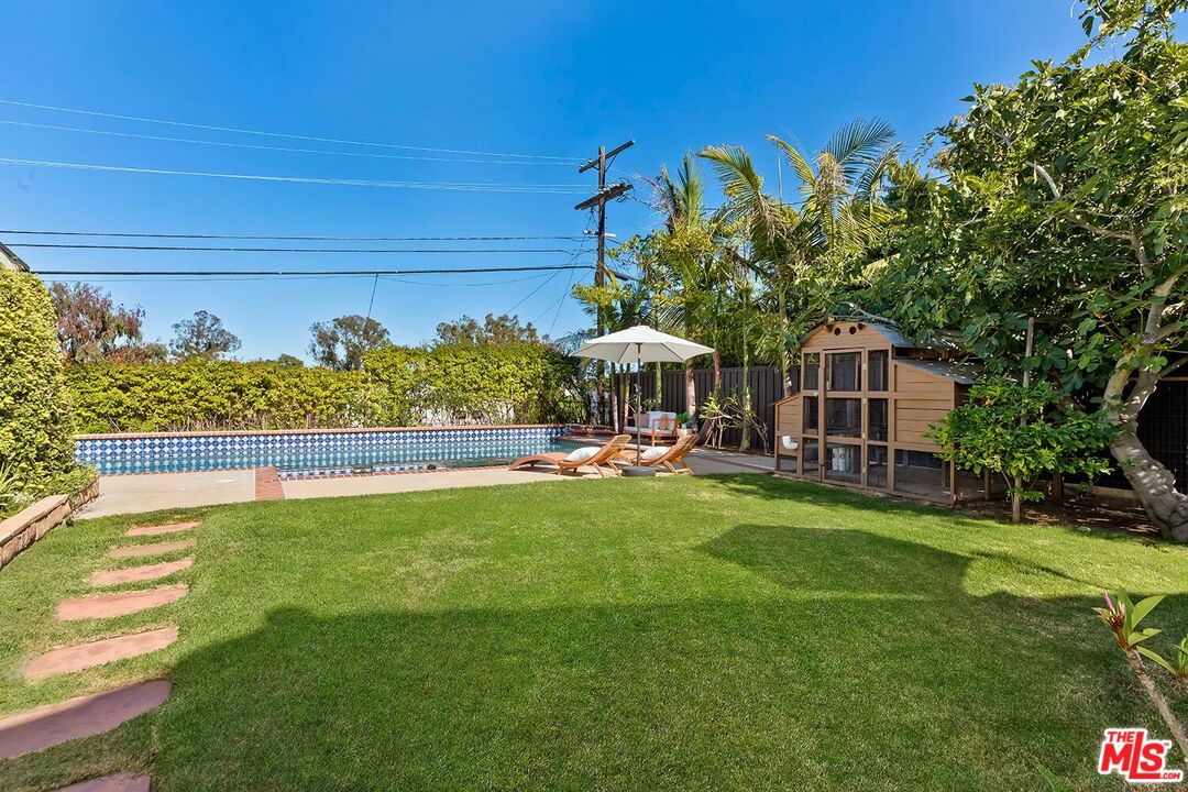 384 North Bonhill Road Los Angeles, CA 90049 - Photo 29 of 32 a front view of a house with a garden