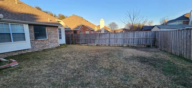 a view of a backyard