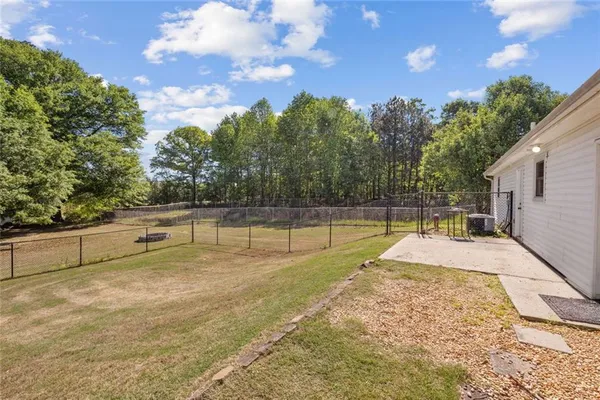a view of a backyard