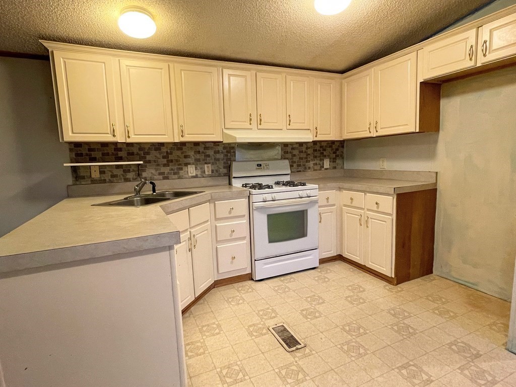 83 Clark Road, Unit 25 Shirley, MA 01464 - Photo 8 of 20 Gallery Image 8