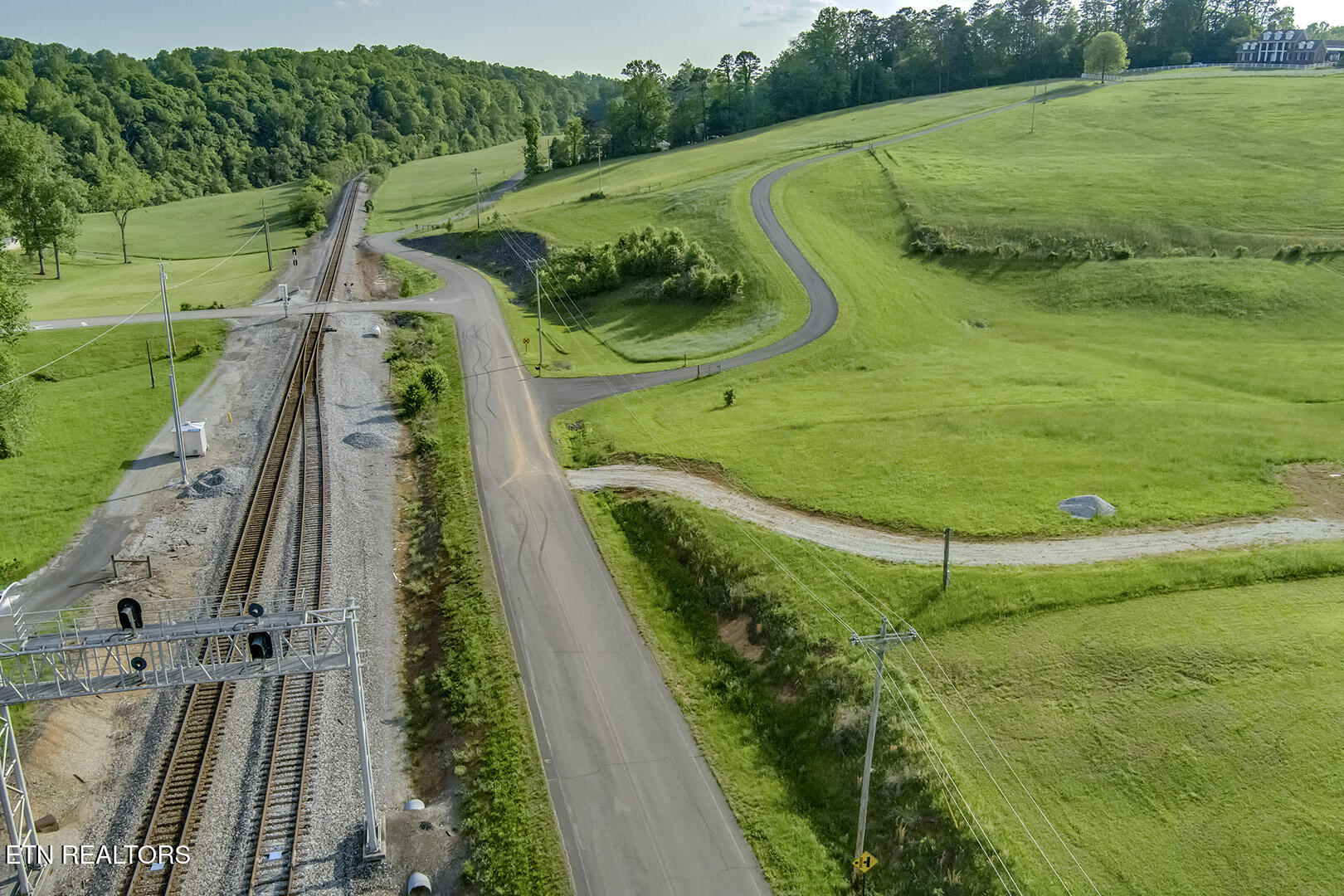 139 Hearthside Road Clinton, TN 37716 - Photo 5 of 19 05_HearthsideRoad_139_RoadElevated_S-SW