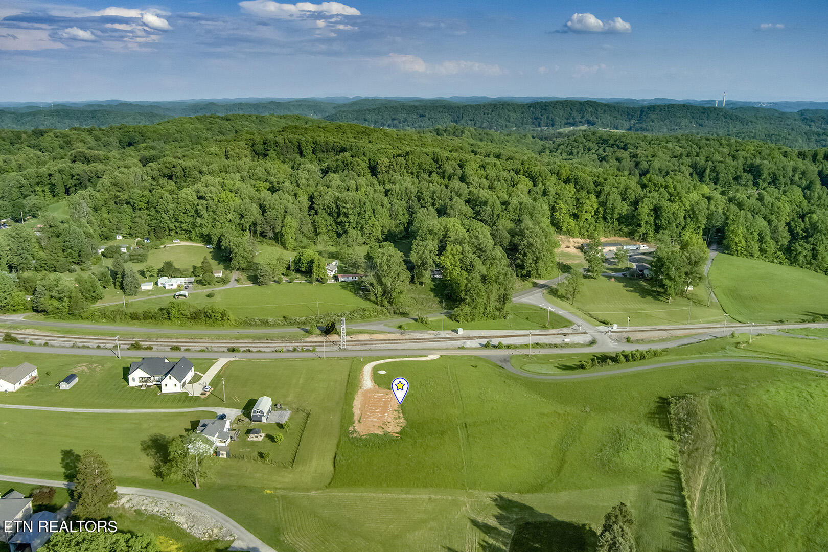 139 Hearthside Road Clinton, TN 37716 - Photo 8 of 19 08_HearthsideRoad_139_WideBirdseye_SE