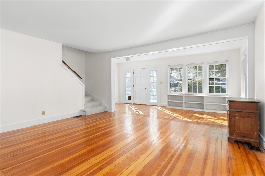 136 Leonard Street Gloucester, MA 01930 - Photo 5 of 34