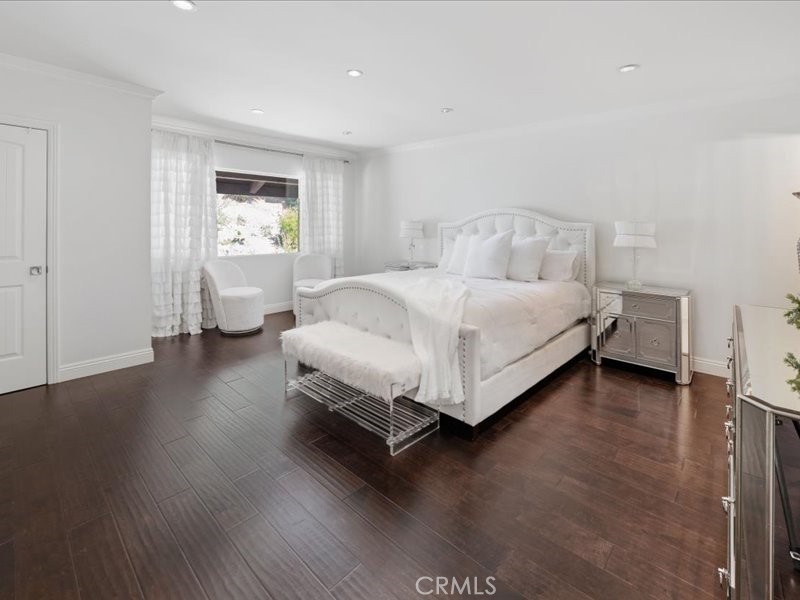 9735 Vía Roma Burbank, CA 91504 - Photo 16 of 36