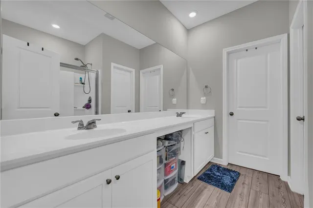 a en suite bathroom with a sink and a mirror